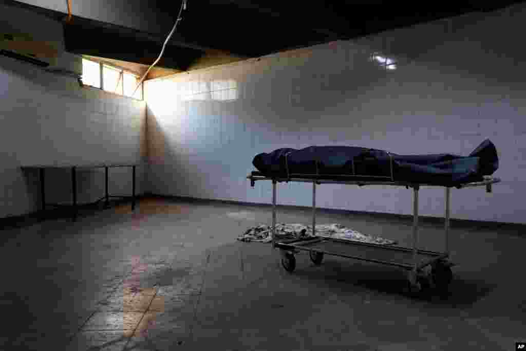 El cuerpo de una víctima del COVID-19 es depositado en una morgue de Uruguay el 26 de abril de 2021.