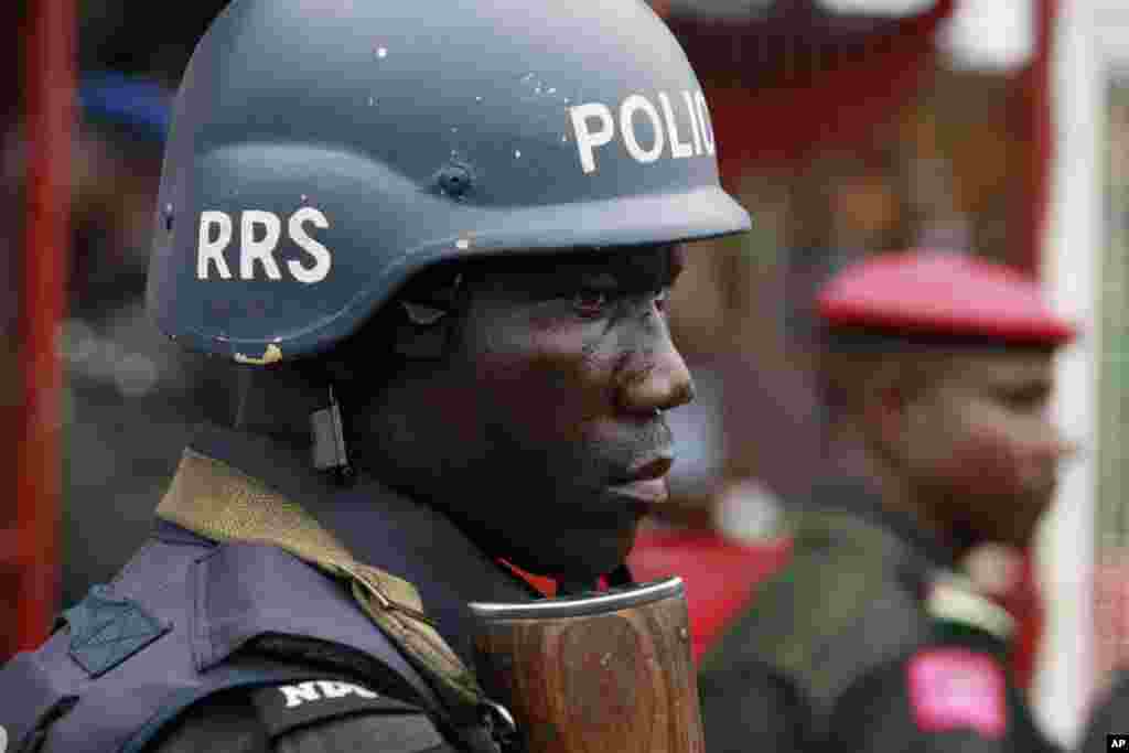 Um agente da polícia de guarda durante a manifestação a pedir ao Governo nigeriano que salve as raparigas raptadas de uma escola secundária de Chibok. Lagos,&nbsp; Maio 1. 2014.