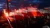 Manifestantes queman luces de bengala y ondean banderas polacas en una marcha anual para conemorar el Día Nacional de la Independencia, en Varsovia, Polonia, el 11 de noviembre de 2017.
