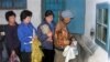 북한 주민들이 세계식량계획(WFP)가 지원하는 식량을 배급받고 있다. (자료사진)
