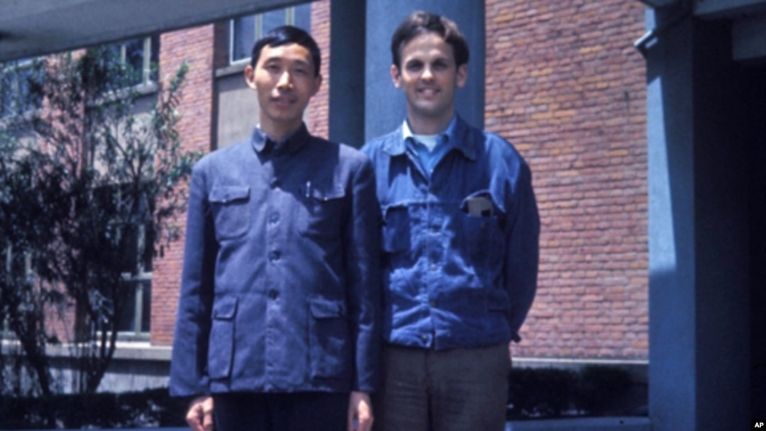 林培瑞(右)和一位複旦大學教授。