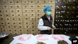 北京博愛堂中醫院出售的黃芪、 青蒿和艾草等中藥材。(2020年3月13日)