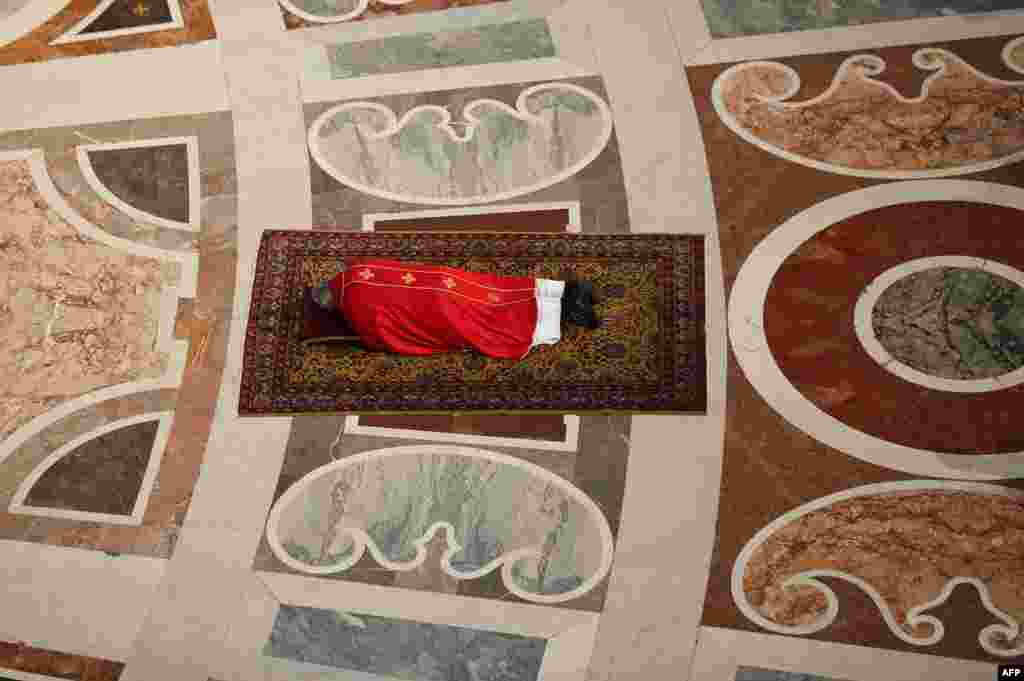 Paus Francis berbaring di lantai, memanjatkan doa, dalam perayaan Jumat Agung di Basilika Santo Petrus di Vatikan. 