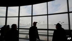Visitantes observan el lado norcoreano desde el observatorio de unificación, en Paju, Corea del Sur, el 22 de noviembre de 2023.