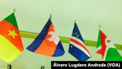 Bandeira Cabo Verde no corredor da Voz da América em Washington