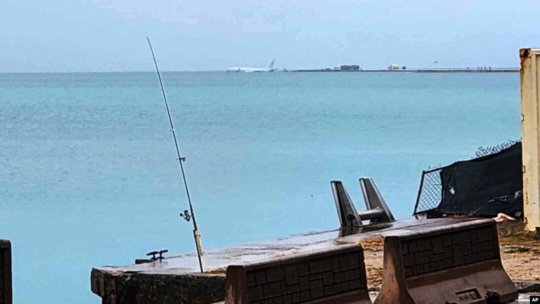 Fotografija vojnog aviona u zalivu Kaneohe, na Havajima (Foto: Diane Dircks via AP)
