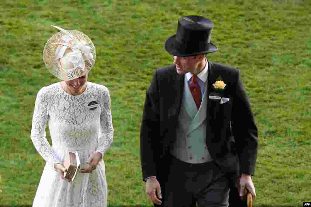 Pangeran William, Duke of Cambridge, (kanan) dan Catherine, Duchess of Cambridge, menghadiri acara pacuan kuda Royal Ascot di London barat.
