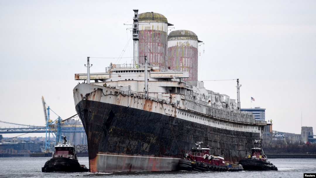 Brod "SS United States" napušta Filadelfiju, na putu prema Alabami, gdje će biti saniran, a potom će ga potopiti uz obalu Floride, gdje će postati najveći vještački koral na svijetu. (Foto: Reuters/Matthew Hatcher)