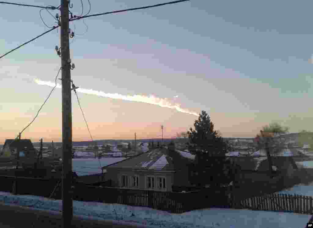 2013年2月15日,俄羅斯大塞德爾尼科沃(Bolshoe Sidelnikovo)上空見到的隕石軌跡。