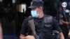 Un policía custodia el Ministerio de Gobernación en Managua, Nicaragua. Foto VOA.