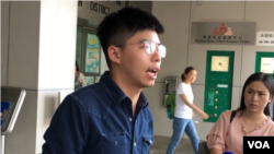 黃之鋒2019年9月9號在香港東區法院門口見媒體。（美國之音）