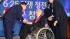 정홍원 한국 국무총리가 27일 서울에서 열린 '제61주년 정전협정 및 유엔군 참전의 날' 기념식에서 에드워드 라우니 중장에게 태극무공훈장을 수여한 뒤 손을 잡고 있다. 