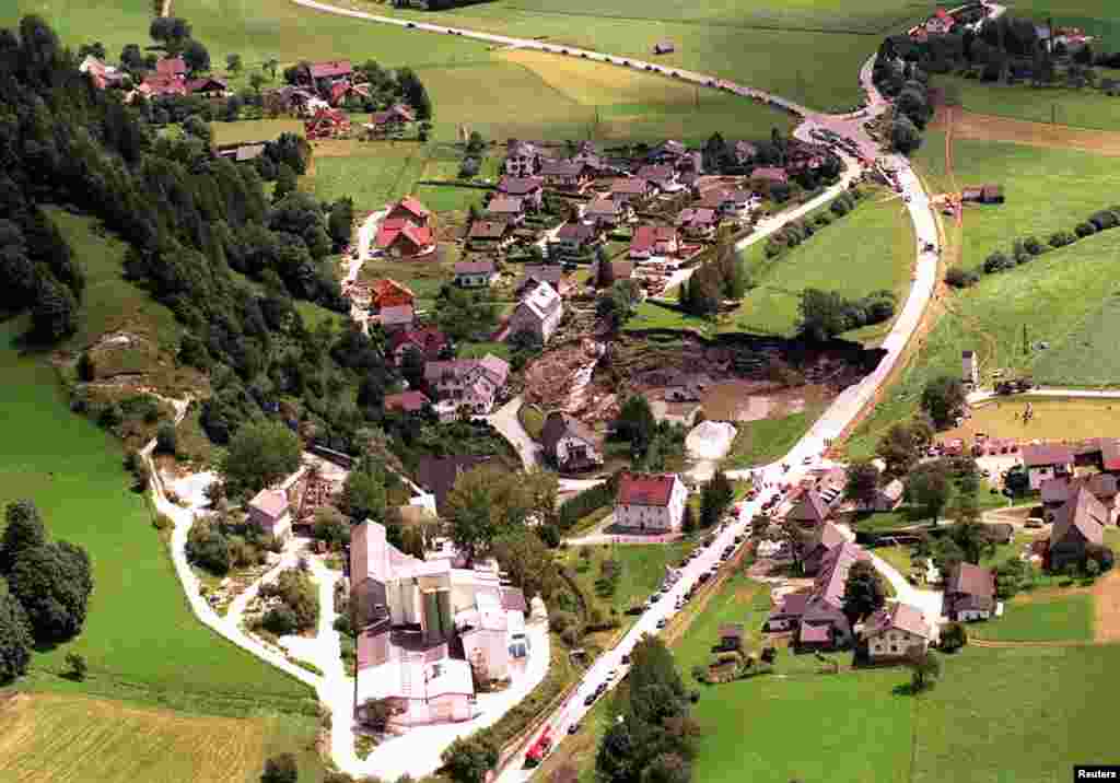 Aerial view of a mudslide which trapped 12 men inside a collapsed magnesium silicate mine in Lassing, south-west of Vienna, Austria, July 18, 1998. Eleven men, one of them a geologist, became trapped when they went down the mine to try to rescue a colleague trapped by an earlier mudslide. (Reuters) 