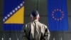Pripadnik snaga EUFOR-a stoji ispred zastava Evropske unije i Bosne i Hercegovine, tokom ceremonije preuzimanja komande u Sarajevu, BiH, 28. marta 2017.