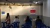 Petugas medis memberikan alat tes COVID-19 kepada pasien di Rumah Sakit Thonburi Bamrungmaung, Bangkok, Thailand, 24 Februari 2022. (Tommy Walker/VOA)