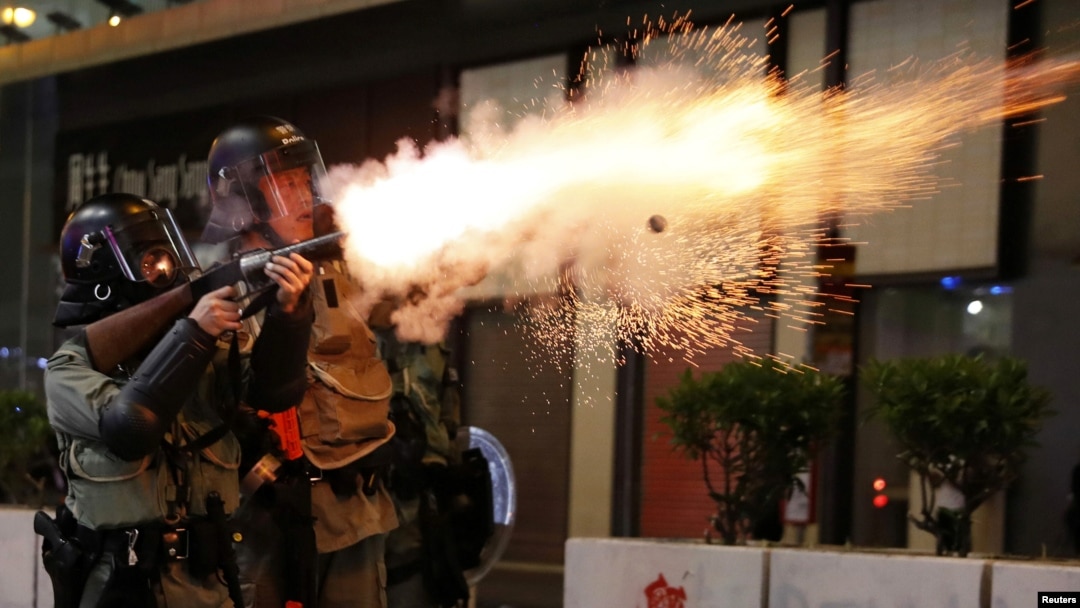 防暴警察在香港著名旅遊區尖沙咀對示威民眾發射催淚彈。（2019年10月27日）