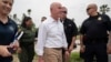 Menteri Keamanan Dalam Negeri AS Alejandro Mayorkas (baju putih) saat meninjau perbatasan AS dengan Meksiko di kota Brownsville, Texas, Jumat, 5 Mei 2023.