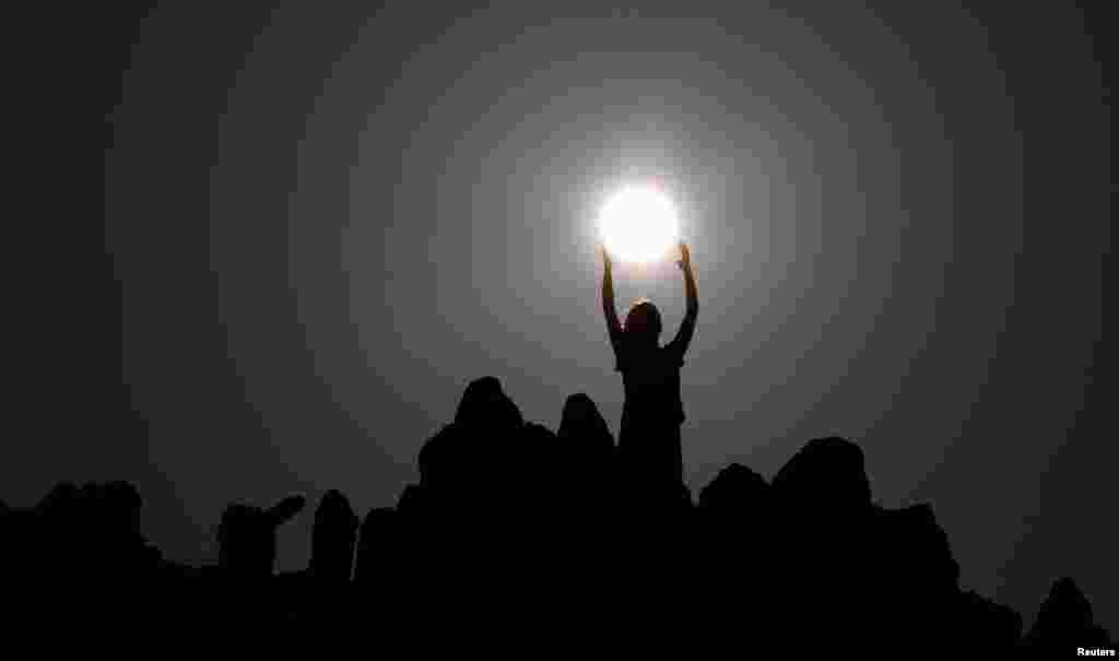 Orang-orang merayakan summer solstice atau hari terpanjang di musim semi di observatorium megalitik di Kokino, dekat kota Kumanovo, Makedonia.