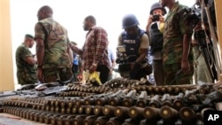 'Yan jarida su na kallon makaman da sojoji suka ce sun kwace daga hannun mayakan Boko Haram a Maiduguri, Jihar Borno