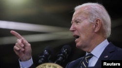 El presidente Joe Biden habla sobre la infraestructura del país durante un evento en las instalaciones de mantenimiento de la compañía ferroviaria Amtrak en Bear, Delaware, EEUU, el 6 de noviembre de 2023.