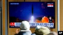 지난 12일 한국의 서울 시민들이 전날 북한이 단행한 탄도미사일 발사 관련 뉴스를 시청하고 있다. (자료사진)