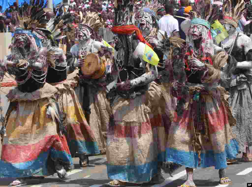 Para penari mengenakan kostum tradisional saat penduduk merayakan hari kemerdekaan Republik Demokratik Kongo dari Belgia di Kindu.