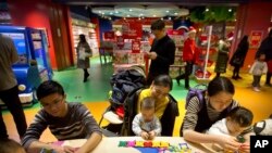 2017年12月23日，北京哈姆雷斯玩具店盛大開幕時，帶著孩子玩的中國家長。 （資料照片）