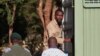 UBlessed Mhlanga ungena emoten yezibotshwa eyeZimbabwe Prison eHarare, Nhlolanja 27, 2025.