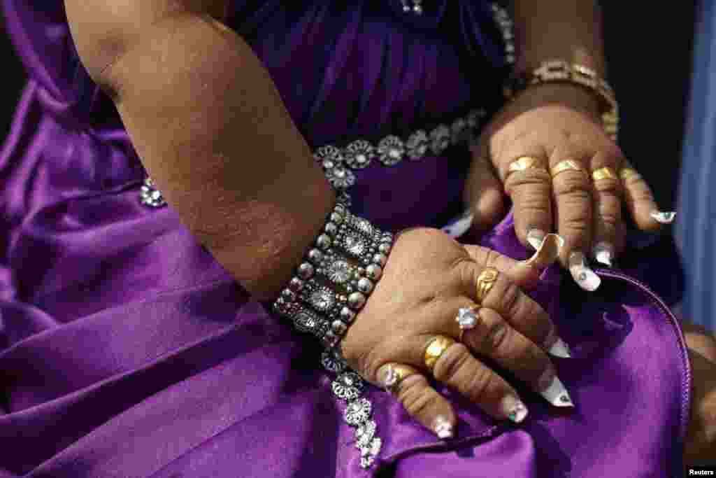 Tangan Jyoti Amge, 19, dari Nagpur, India, terlihat saat tiba di dek observasi gedung Empire State di kota New York, AS. Jyoti Amge setinggi 62,7 cm adalah pemegang rekor Guinness untuk "Perempuan Terpendek di Dunia".