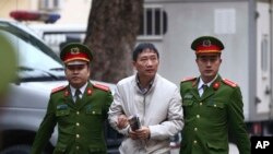 Trịnh Xuân Thanh ra tòa tại Hà Nội.