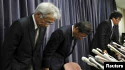 Mitsubishi Motors Corp's President Tetsuro Aikawa (C) bows during a news conference to brief about issues of misconduct in fuel economy tests at the Land, Infrastructure, Transport and Tourism Ministry in Tokyo, Japan, April 20.