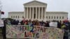 Decenas de personas se reunieron frente a la Corte Suprema de Justicia de Estados Unidos, en Washington DC, este martes para apoyar a los demandantes de la suspensión del DACA. Foto VOA 