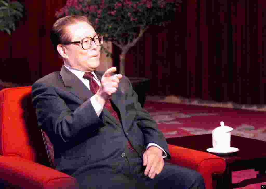 2000年8月15日,中国国家主席江泽民在北戴河海滨度假胜地接受美国《60分钟节目》主持人迈克·华莱士采访。华莱士告诉江泽民:“你是独裁者”。外交部的翻译不敢翻译这句话,江泽民说:“没有关系,你尽管翻,我知道他在说什么”。江泽民随后反驳说:“你说我是独裁者,可笑,那是你对中国的了解太少,表述也太天方夜谭了”。华莱士问:“林肯的‘民有、民治、民享’政府的理念,让人民自由选举,为什么在中国做不到?”。江泽民答道,林肯的理念在美国也没有完全实现。