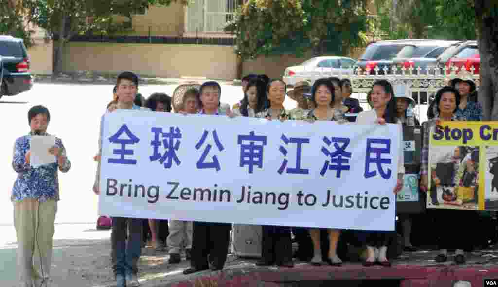 2015年6月24日,洛杉矶的法轮功成员打出要求公审江泽民的横幅(美国之音国符拍摄)。 1999年江泽民力排众议,力主镇压法轮功,从而成为法轮功组织的死敌。海外的法轮功成员多次示威,声讨江泽民,并在多国起诉江泽民。在中国其他领导人访问美国的时候,法轮功队伍打出的标语曾经往往包括“欢迎某某某,法办江泽民”,例如“欢迎温家宝,法办江泽民”。法轮功媒体也大力唱衰江泽民及其派系。法轮功的政治立场一度是反江不反共,后来发展到反江又反共,反共更反江。