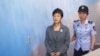 Rais wa zamani Park Geun-hye alipofikishwa mahakamani huko Seoul, Korea Kusini, Agosti 25, 2017.