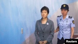 Rais wa zamani Park Geun-hye alipofikishwa mahakamani huko Seoul, Korea Kusini, Agosti 25, 2017.