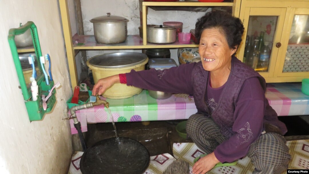 아일랜드 민간 구호단체인 '컨선 월드와이드'가 자체 웹사이트에서 북한 내 식수 지원 사업을 소개하며 게재한 사진. 출처: '컨선 월드와이드' 웹사이트.
