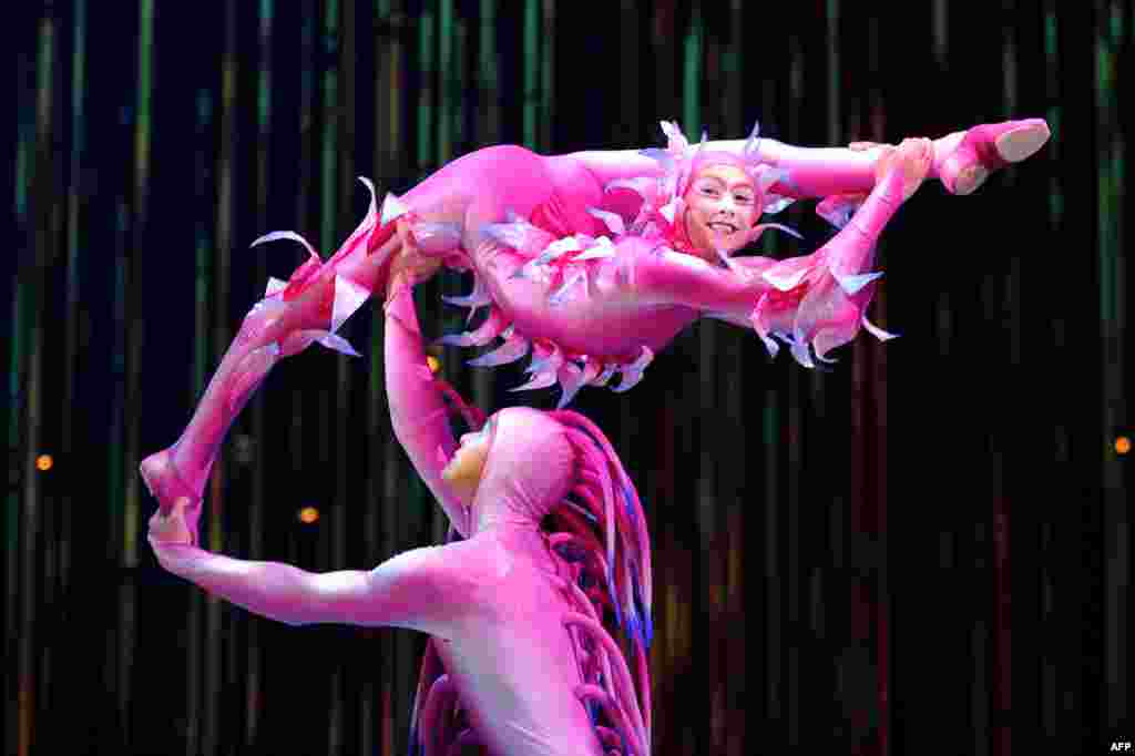 Kelompok sirkus 'Cirque du Soleil' melakukan atraksi panggung di arena Carpa Santa, di Mexico City, Meksiko.