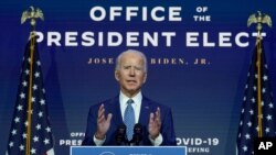 El proyectado presidente electo Joe Biden, junto a la vicepresidenta electa Kamala Harris, habla el lunes 9 de noviembre de 2020 en Wilmington, Delaware. [Foto: AP]