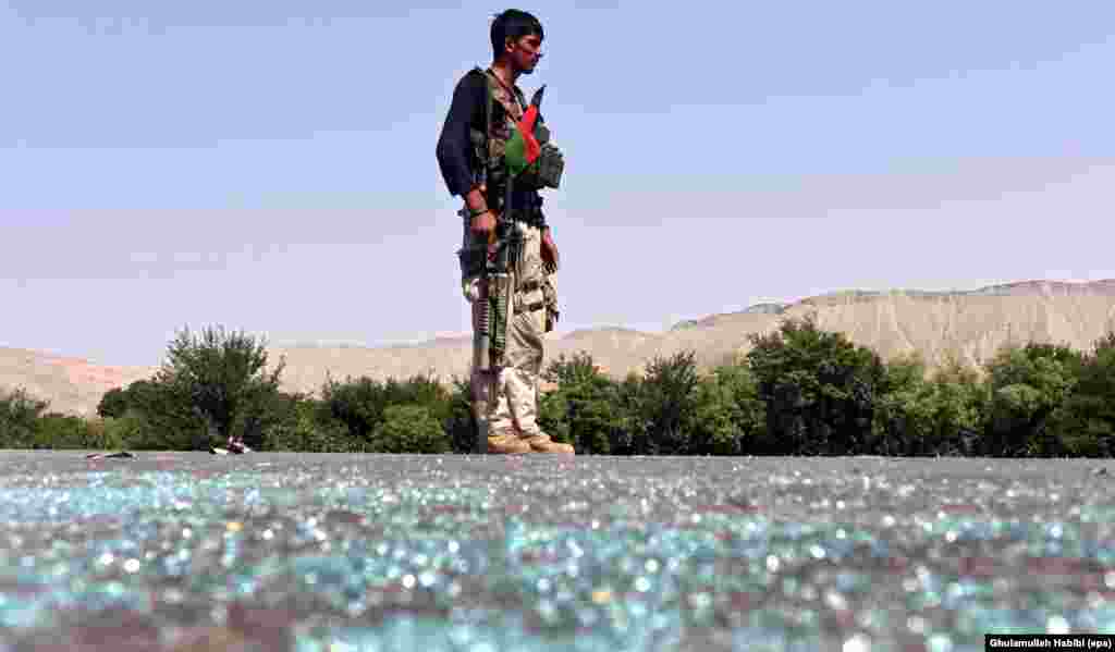 Seorang tentara Afghanistan siaga saat bentrokan dengan militan ISIS di distrik Kot, Nangarhar.