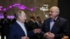 ARCHIVO - El presidente ruso, Vladimir Putin, y el presidente bielorruso, Alexander Lukashenko, visitan el Museo de la Gloria Naval en Kronstadt, cerca de San Petersburgo, Rusia, el 23 de julio de 2023.