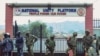 ሰራዊትን ኣባላት ፖሊስ ኡጋንዳ ኣብ ኣፍደገ ቤት ጽሕፈት ፓርቲ መድረኽ ሃገራዊ ሓድነት 