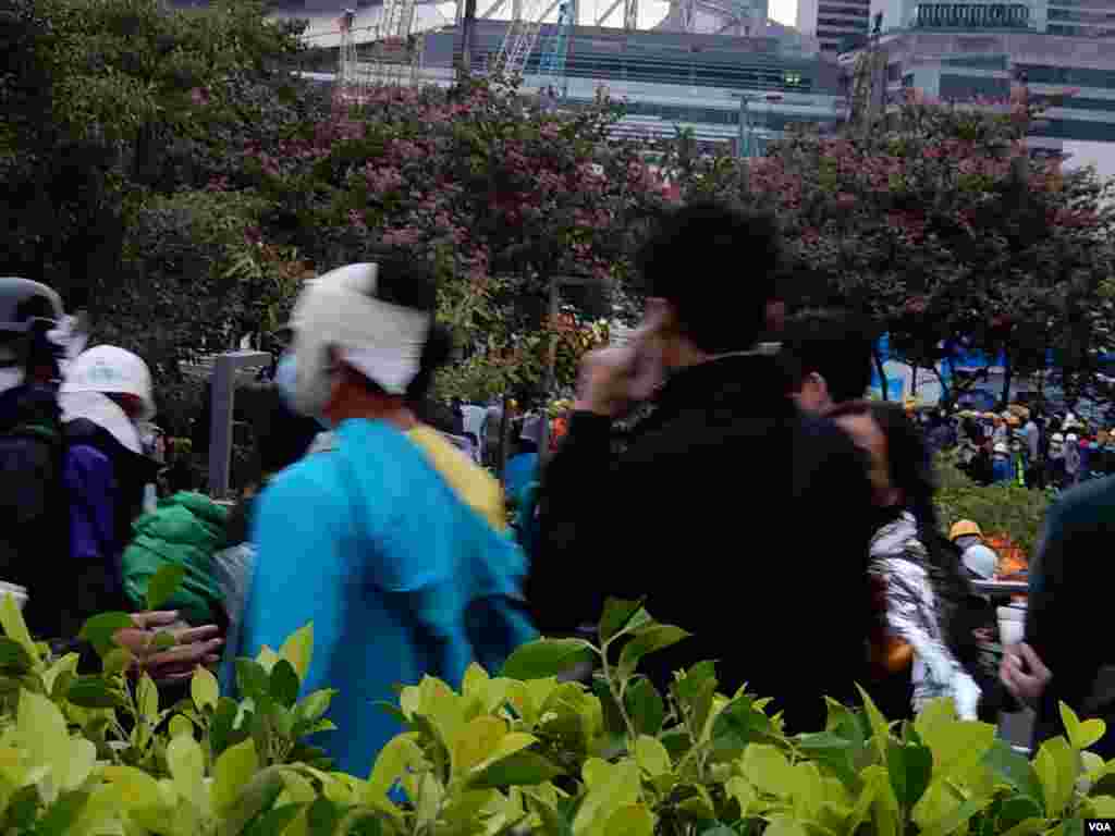 有被警方驅離的示威者頭部包上紗布,疑似受傷