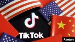 在中國和美國旗幟中的TikTok標識