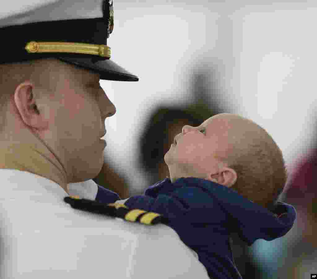 Ewan Bingham, bayi berusia enam minggu ini mengamati ayahnya, Lt. Chris Bingham dari Cranford, New Jersey, setelah sang ayah turun dari kapal USS Harry S. Truman di Norfolk, Virginia. Anggota Armada Angkatan Laut Amerika itu kembali dari penugasan selama sembilan bulan. Sejumlah 171 bayi lahir dari para anggota angkatan laut itu selama masa penugasan mereka. 