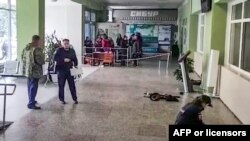 Kamati iliyoundwa kuchunguza shambulizi la bunduki lililouwa baada ya kutokea katika Chuo Kikuu cha Russia ikiwa ndani ya majengo ya chuo ambapo watu kadhaa pia walijeruhiwa.(Photo by Handout / Investigative Committee of Russia / AFP)