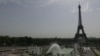 Tourists, Europeans Find Different Ways to Cope with Heat Wave