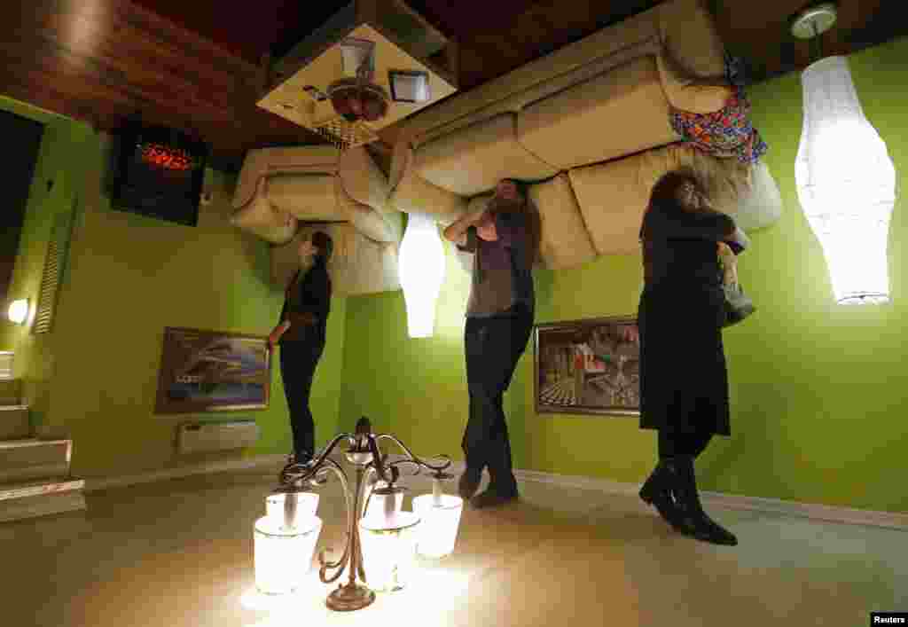 Warga Rusia mengunjungi pameran "rumah terbalik" di St. Petersburg, Rusia.