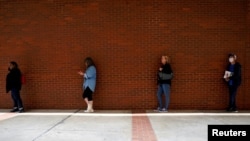Watu waliopoteza kazi kutokana na janga la Corona wakiwa wamepanga foleni katika kituo cha ajira, Fort Smith, Arkansas, Marekani. April 6, 2020. PICHA: REUTERS/Nick Oxford/Maktaba