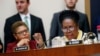 Predstavnica Sheila Jackson Lee, desno, govori o reparacijama za potomke robova pred Sudskim podkomitetom Predstavničkog doma za ustav, građanska prava i građanske slobode, u Washingtonu, 19. juna 2019. Njena porodica objavila je u petak da je umrla.